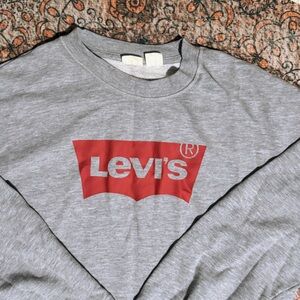 2 for 20$! 🌹 Levi's Gray Crewneck Sweatshirt with Red Tag 🐴